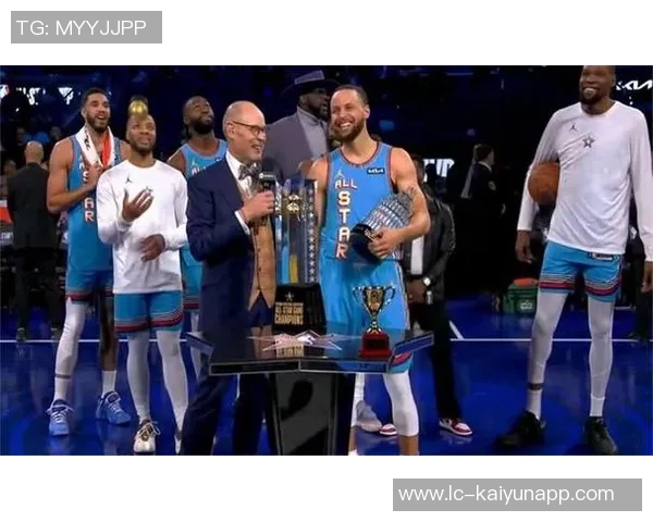 塔图姆赛后与杜克学弟弗拉格亲切交流后者表现惊艳砍下36分9篮板6助攻